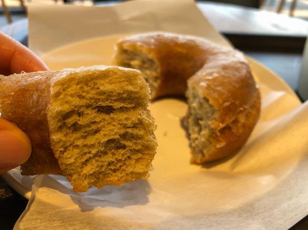 【スターバックス　シュガードーナツ】生地はシンプルな味付け＆しっとりもっちり食感