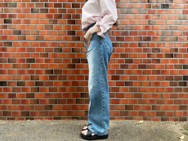 ヒールがあるため、丈が長めのデニムに合わせてもバランスよく履けます