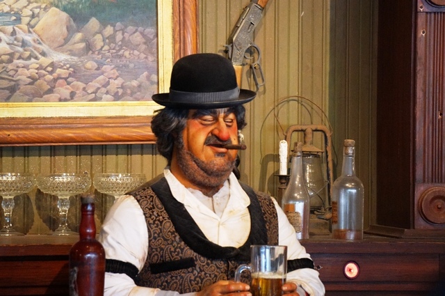 真ん中に座っているのは酒場の主人