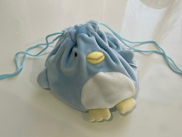 【すみっコぐらしののびのびお片付け巾着 ぺんぎん(本物)】紐での調節は巾着ならではの良さ