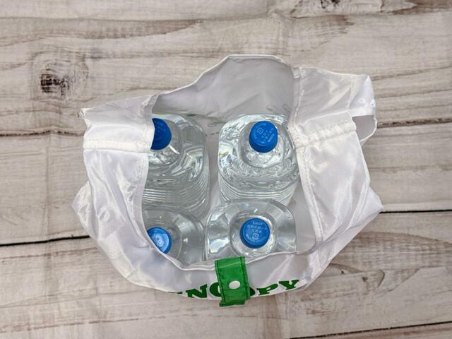 2Lのペットボトルが4本収納できる大容量!