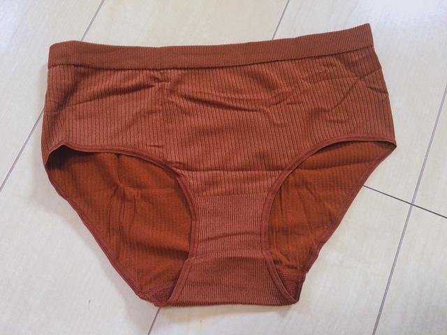 【ユニクロ シームレスショーツ（ヒップハンガー）】ブラウンは上品なカラーです