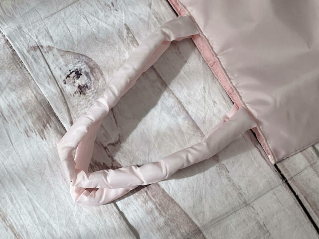 持ち手が長めなため、肩がけがラクラクできるのもうれしいポイント！