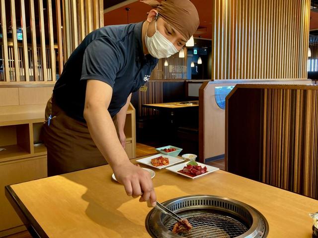 焼肉きんぐ：きんぐカルビを焼く永田店長