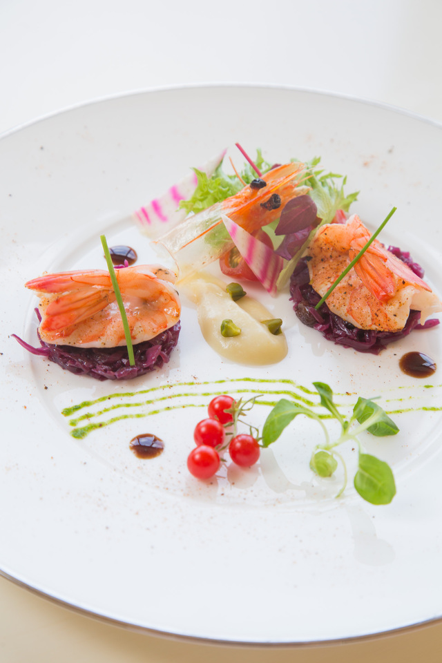 ベッラヴィスタ・ラウンジ シュリンプのスパイシーマリネと赤キャベツのストゥッファート 西洋ねぎとアーモンドのピュレと共に