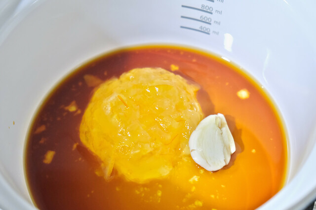 アヲハタ ５５　オレンジママレードを使った「手羽元のママレード煮」2．鍋にジャム、しょうゆ、つぶしたにんにく、水を合わせて火にかけましょう。沸騰したら弱火にし、鶏手羽元を並べます