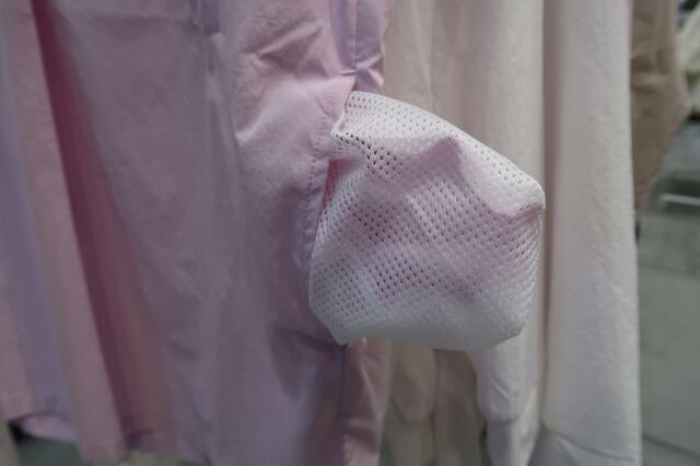 シーンレスカットのシャツとブラウスのポケットの中はメッシュ素材