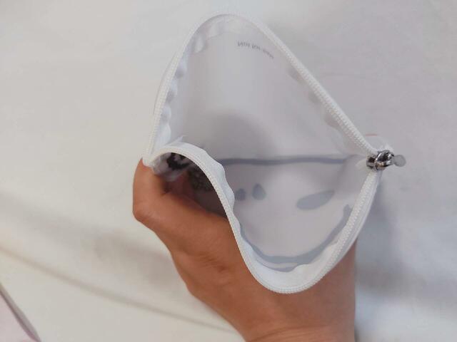 ファスナーを開けた状態