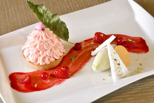 【箱根スイーツコレクション2025】箱根小涌園 三河屋cafe「桜とベリーのタルト 季節のアイス添え」1,600円（1日限定10食）