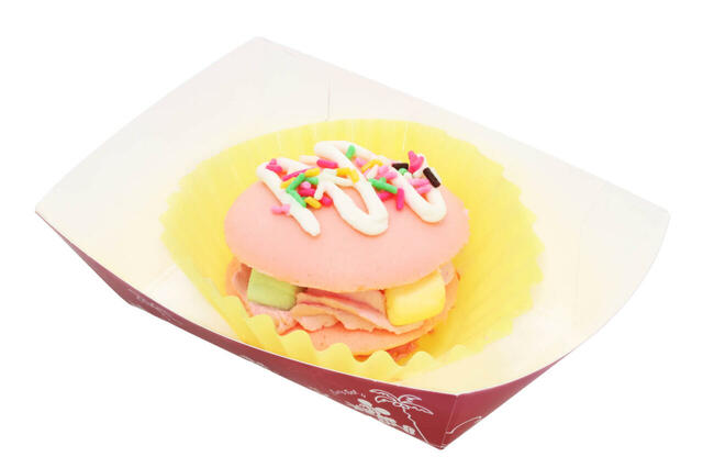 ラズベリーホイップサンド 550円｜販売店舗：東京ディズニーランド「スウィートハート・カフェ」｜ディズニー・パルパルーザ「ヴァネロペのスウィーツ・ポップ・ワールド」スペシャルメニュー