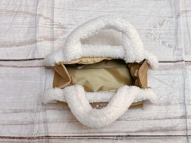 内側にはポケットなどはないシンプルな作り