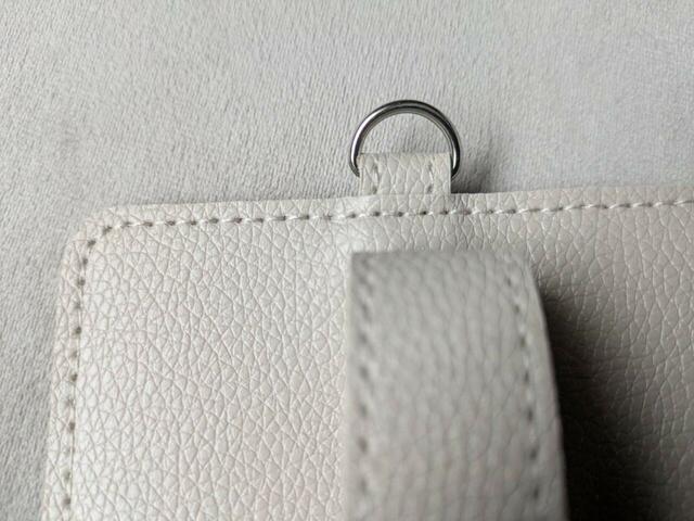 【SOU・SOU レザー調スマホポシェット】ここにストラップを取り付けます
