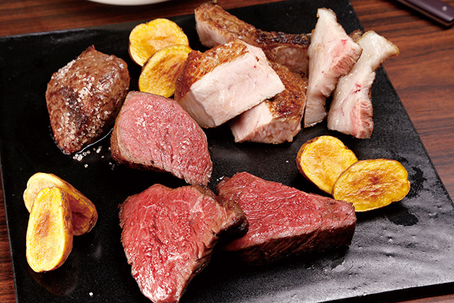 ヌッフ デュ パプ（六本木）　岩手のお肉食べ比べプレート　 1万1000円～　内容は日替わりで、この日は短角牛ランプ、黒毛和牛イチボ、アーク豚の骨付きロース。