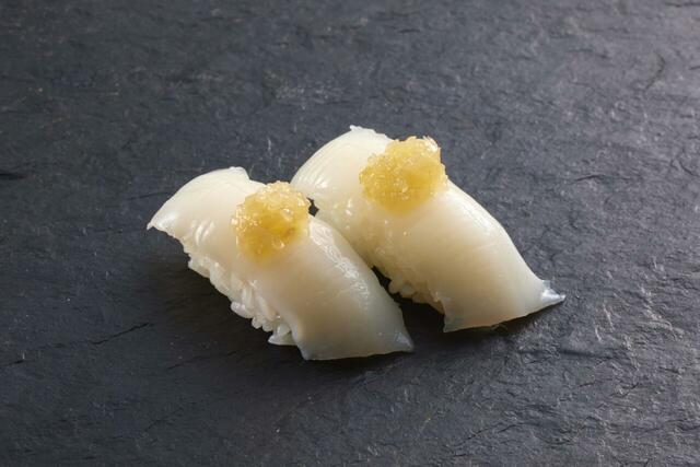 「塩レモンいか握り」<価格:264円(税込)>【【ゆず庵】11月18日より「鮪づくし三貫盛り」や「うに海鮮手巻き」「牡蠣の天ぷら」など、こだわりの贅沢メニューが新登場!】