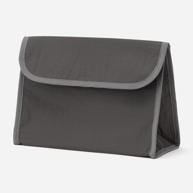 【KEYUCA「保冷ランチバッグ バイカラー」】ダークグレー ¥1,089／さりげないバイカラーがおしゃれなダークグレー