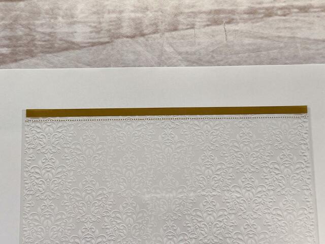 クリアバッグの上部はゴールドで縁取りされています