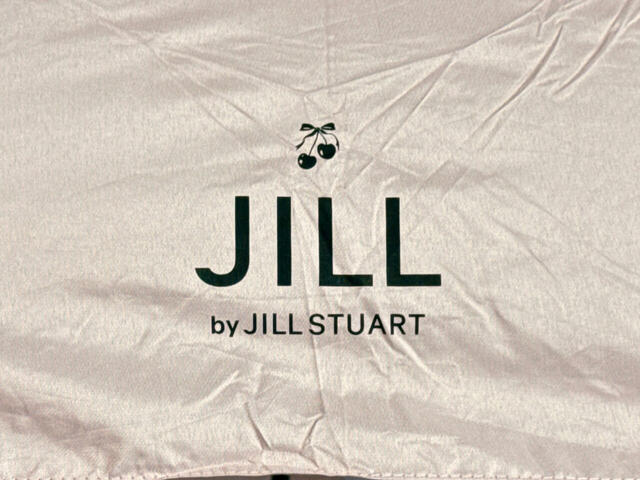 ピンクの無地をベースに、ブラックで「JILL by JILL STUART」のロゴをプリント！