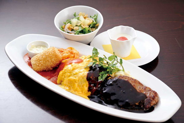 グリル丸の内亭 西武池袋店 大人のお子様ランチ（ミニサラダ・デザート付） 1800円 オムライスにハンバーグ、カニクリームコロッケがセットになったお得なランチ。