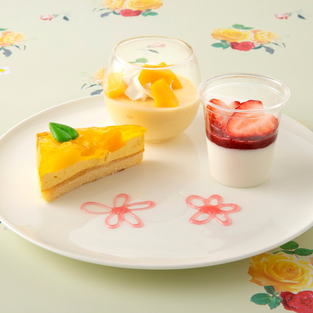 「マンゴープリン／マンゴーとパインのケーキ／アングレーズムース～苺ソース～」＜期間：2026年4月1日～5月7日＞【4月のタカノフルーツティアラは「お花」がモチーフに♪フレッシュフルーツ食べ放題＆苺とマンゴーのアフタヌーンティーで優雅な時間をどうぞ！】