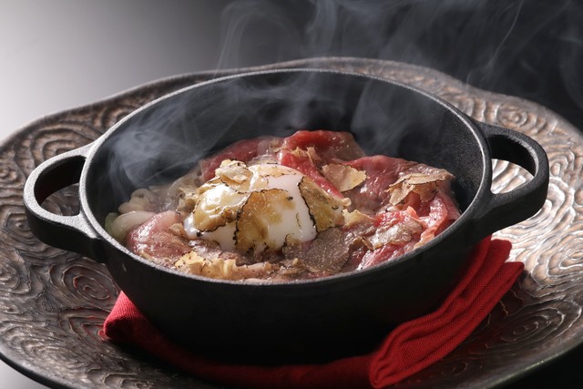 長萩和牛肩ロースと黒トリュフ コンソメスープすきやき仕立て 　とろ～り温泉玉子と一緒に