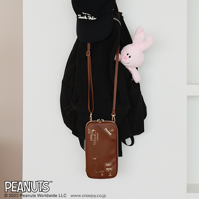 SNOOPY［スヌーピー］タテでもヨコでも持てる！スマホショルダーBROWN　2,640円