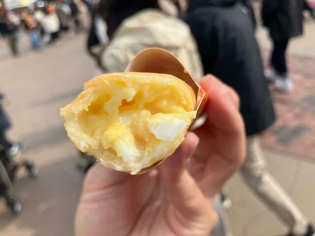 中には卵とえびのフィリングがたっぷり!【東京ディズニーランド激安グルメ】
