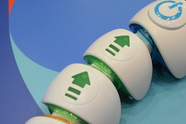 緑は「約90センチ前進する」、黄色は「右に90度曲がる」、紫は「止まって音と光を出す」