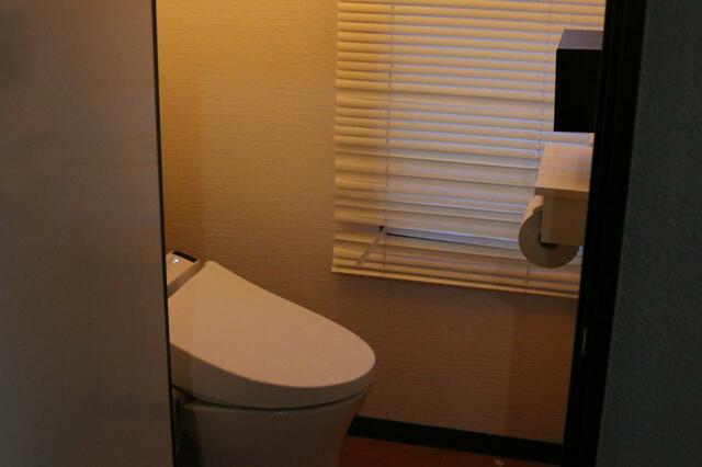 【山崎実業Tower ウォールペーパーホルダー】重厚感を感じる素材で安定感抜群