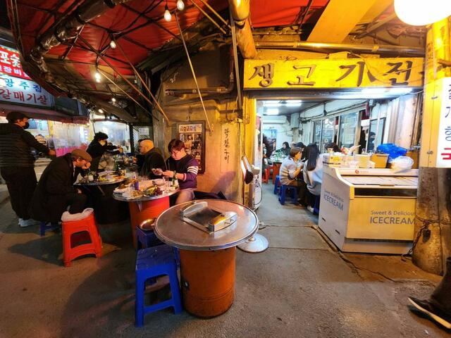 鍾路3街のY字路の股の部分に位置する「味カルメギサル専門」