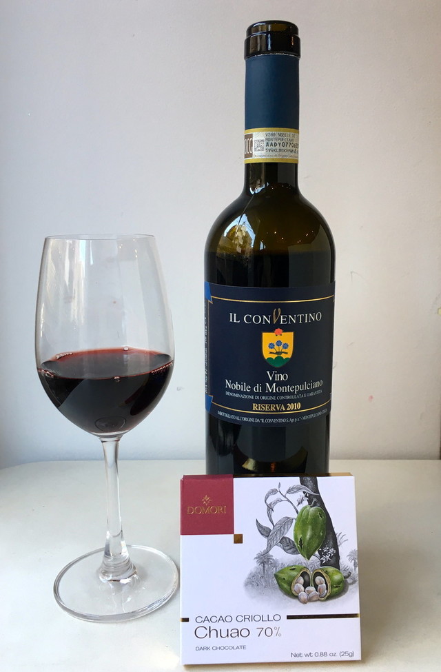 ワイン「イル・コンベンティーノのヴィーノ・ノビーレ・ディ・モンテプルチャーノ・リゼルバ」（4250円）、チョコ「チュアオ70％」