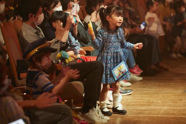 最前列では、目の前にしまじろうが！　撮影OKの特別ダンスステージでは、楽しそうな我が子のとびっきりの1枚を撮影できます。
