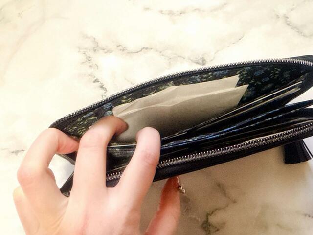 大ポケットのひとつには領収書をイン