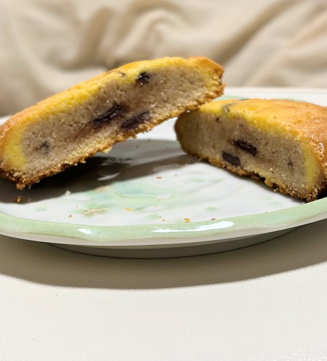 【セブン-イレブン　お店で焼いたメロンパンみたいなチョコクッキー 】表面のクッキー生地と内側のチョコクッキーの生地の層であることがわかります
