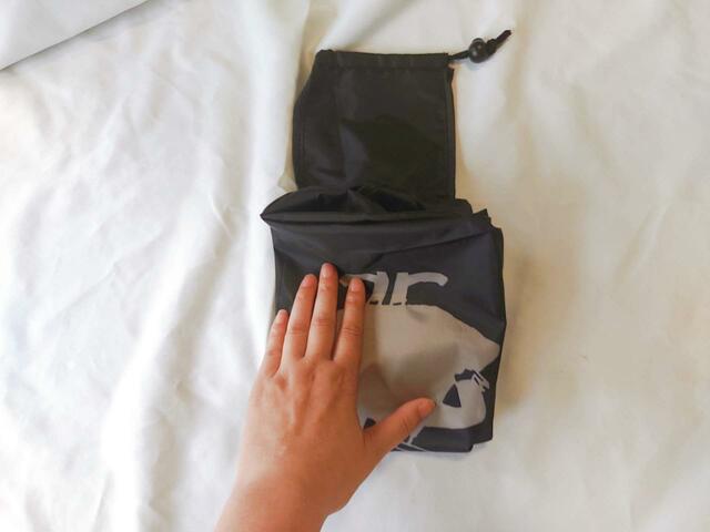 【コンパクトサイズに変更する方法】３：下からバッグ本体を折りたたむ【MOOMIN（ムーミン）たっぷり入る ビッグエコバッグ「リトルミイver.」】