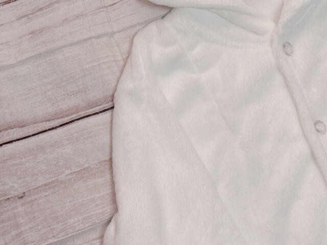 カラーはホワイト。ハチワレの体の色ですね♪