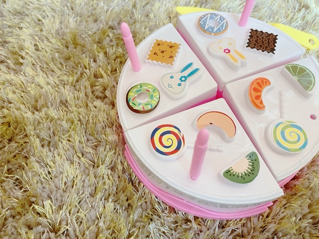 【セリア たべちゃお！ホールケーキ】本体にはローソクを挿す穴が空いています