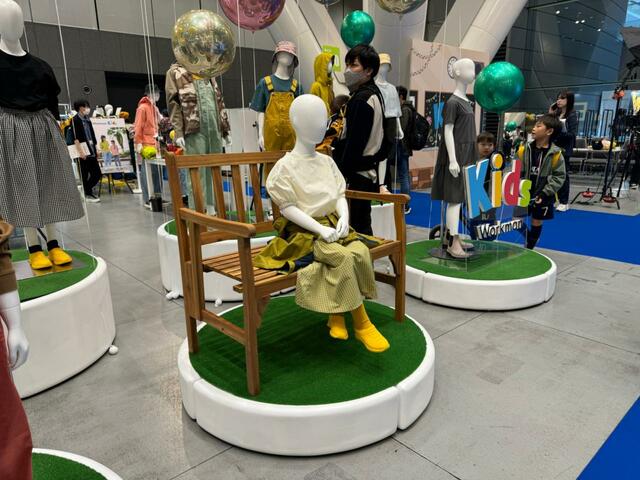 【ワークマン 子供用スニーカー】ポップなカラーが目を引きます