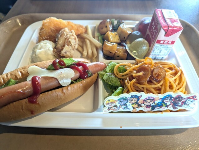 【さがみ湖MORI MORI】「パウっとフェス」のオリジナルフード「パウっとかいけつ！もぐもぐプレート」1,800円（税込）