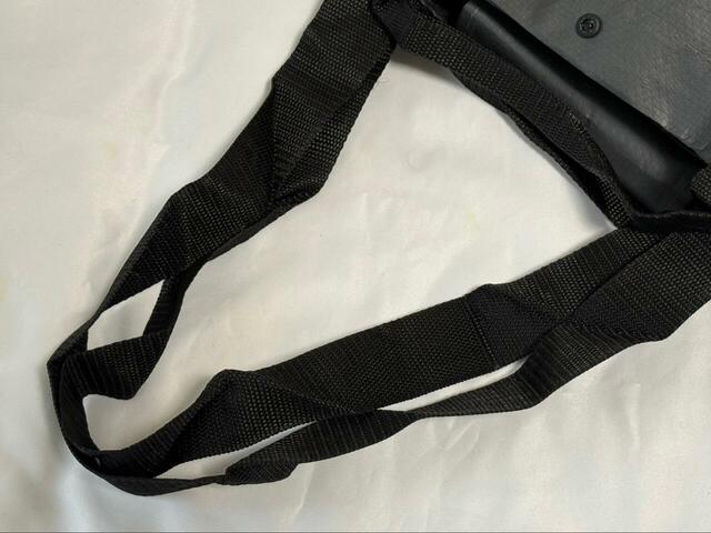 【ローソン×無印良品　たためるミニトートバッグ】ショルダーベルトは最長約68cm（筆者実測）。身長170cmの筆者も肩がけで使用できました