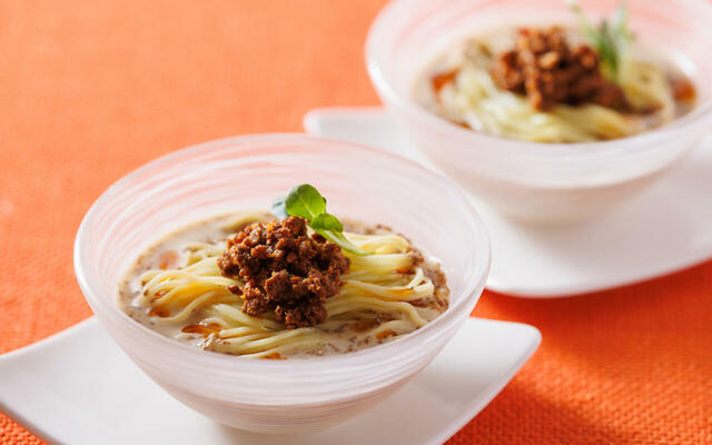「冷たい豆乳担々麺」<期間:2026年7月1日~8月31日>【「牛ロースのグリル」や「国産豚ロースのグリル」など、焼きたてグリル料理が食べ放題!さらにディナー限定で“うな丼&ひつまぶし”が登場!】
