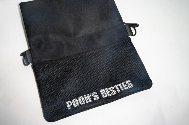 ショルダーバッグ 2,900円｜サイズ：縦約19×横約27cm（ストラップ）長さ約62～119cm｜販売店舗：東京ディズニーランド「プーさんコーナー」、東京ディズニーシー「ベッラ・ミンニ・コレクション」