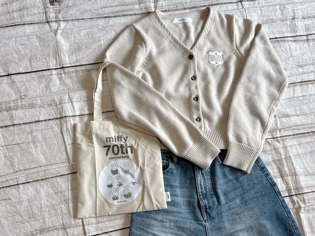 バッグのカラーと合わせて、白系のニットでコーディネート！