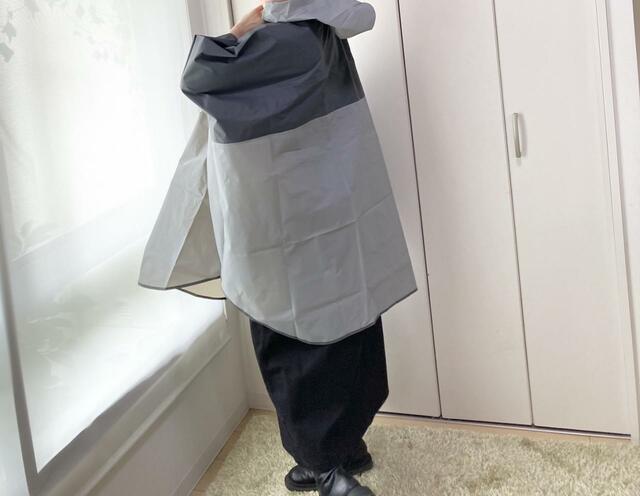 【スリーコインズ バイカラーレインポンチョ】モモンガのような可愛らしいデザイン