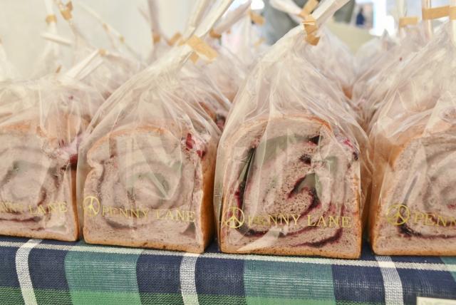 大人気の「ベーカリー ペニーレイン」はブルーベリーパンも!