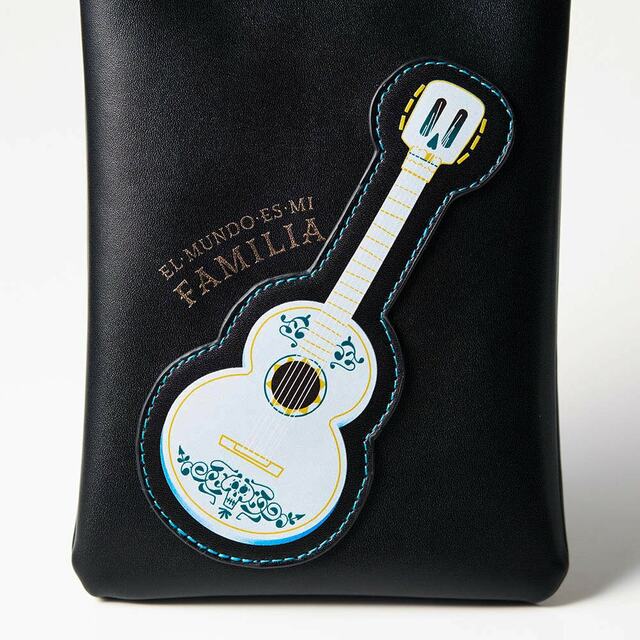 ギターアップリケ付きスマートフォンショルダーバッグ「リメンバー・ミー」｜￥ 5,490 （税込）