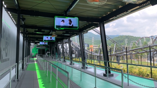 プラットホームまでの道