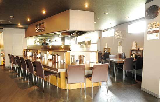 凡の風（中央区） 内観　白を基調としたスタイリッシュな店内。スペースも広々