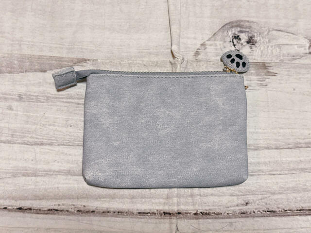 背面は装飾がないシンプルなデザイン