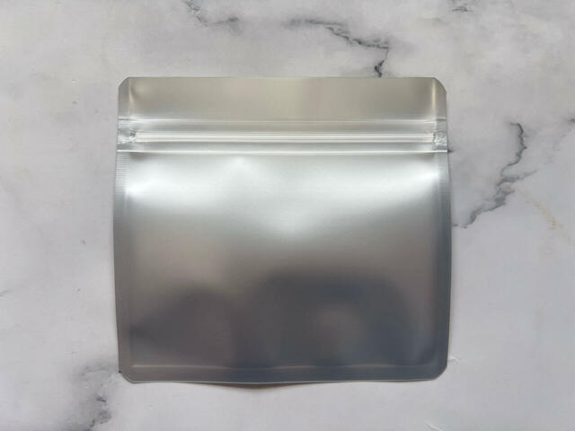 バックは装飾がないシンプルなデザイン