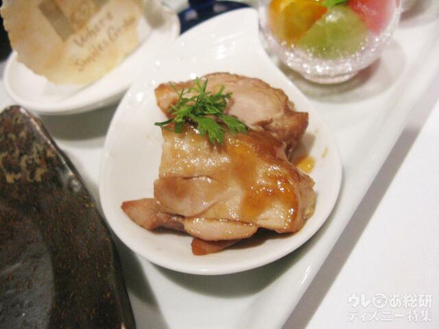 阿波尾鶏のスパイス 醤油煮込み【“ダッフィー＆フレンズのウェア・スマイル・グロウ” カントニーズランチ】